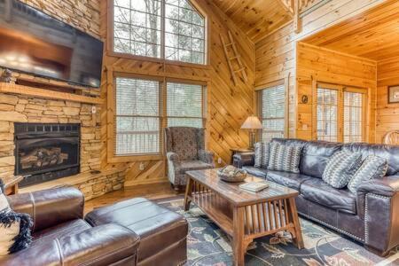 The Great Escape - Min From Parkway With Hot Tub Villa Gatlinburg Exterior photo